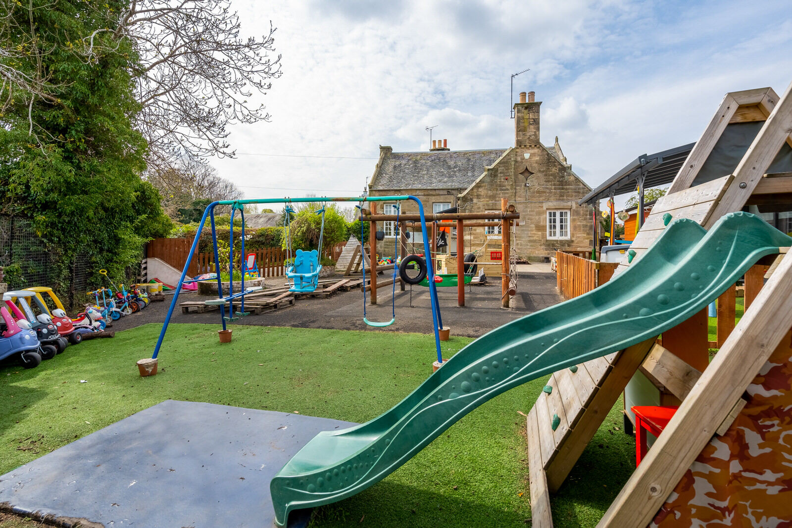 The outdoor play garden at Start Bright Bonnyrigg